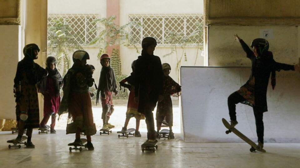 Skateboard blev snabbt populärt världen över, som här på skateboardskolan Skateistan i Afghanistan, i början av januari 2020 då flickor fortfarande fick utöva sporten. Foto: EVERETT COLLECTION/TT