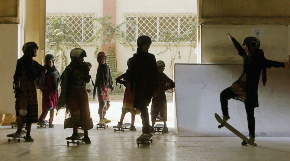 Skateboard blev snabbt populärt världen över, som här på skateboardskolan Skateistan i Afghanistan, i början av januari 2020 då flickor fortfarande fick utöva sporten. Foto: EVERETT COLLECTION/TT Skateboard blev snabbt populärt världen över, som här på skateboardskolan Skateistan i Afghanistan, i början av januari 2020 då flickor fortfarande fick utöva sporten. Foto: EVERETT COLLECTION/TT