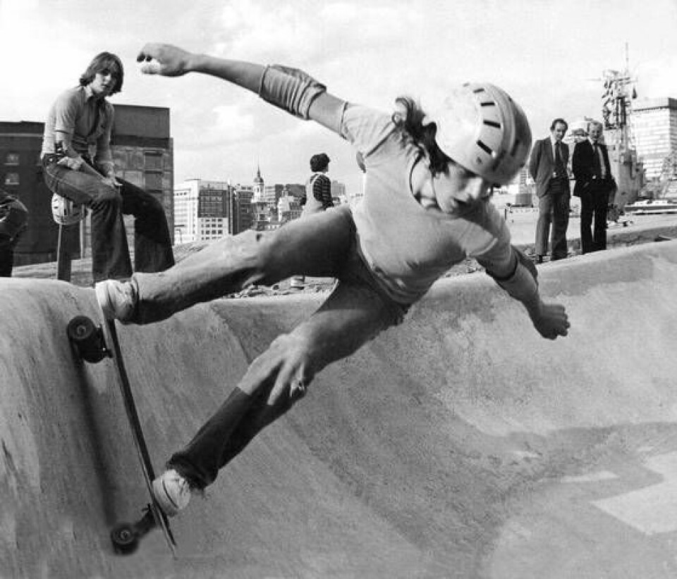 Simon Napper skejtar på betongen i Skate City, London, 1977. I nutid finns det omkring 18,5 miljoner aktiva skateboardåkare i världen. Foto: GEORGE KONIG/REX