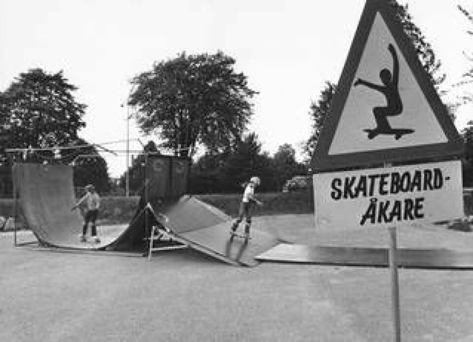 Skateboarden kom till Sverige på 1970-talet, men redan då fanns det ett motstånd. På sina håll blev det snabbt förbjudet att åka på allmän plats. På bilden en enklare variant av skateboardramp med varningsskylt i Södertälje 1978. Foto: ROLF SÖDERBERG/TT