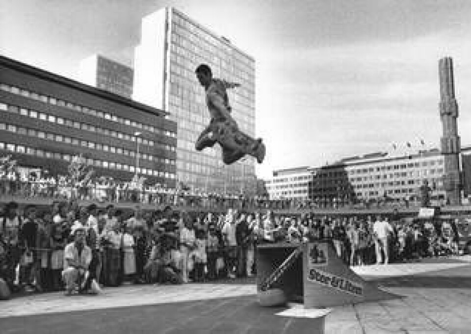 Skateboardlegendaren Lance Mountain besökte ”Plattan” på Sergels torg i Stockholm för en uppvisning i juli 1988. Foto: CARL JOHAN ERIKSON/SVENSKT PRESSFOTO/TT