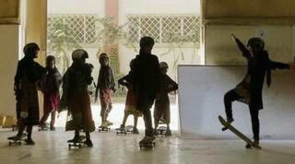 Skateboard blev snabbt populärt världen över, som här på skateboardskolan Skateistan i Afghanistan, i början av januari 2020 då flickor fortfarande fick utöva sporten. Foto: EVERETT COLLECTION/TT