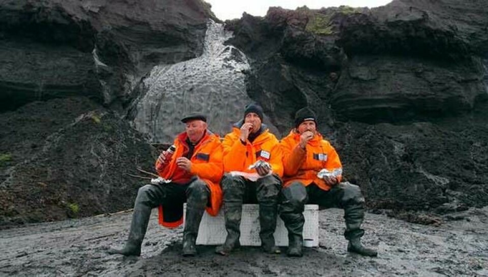 Forskarna Alexander Dereviagin, Thomas Opel och Hanno Meyer tar lunchpaus i Sibirien. Foto: Volkmar Kochan/rbb