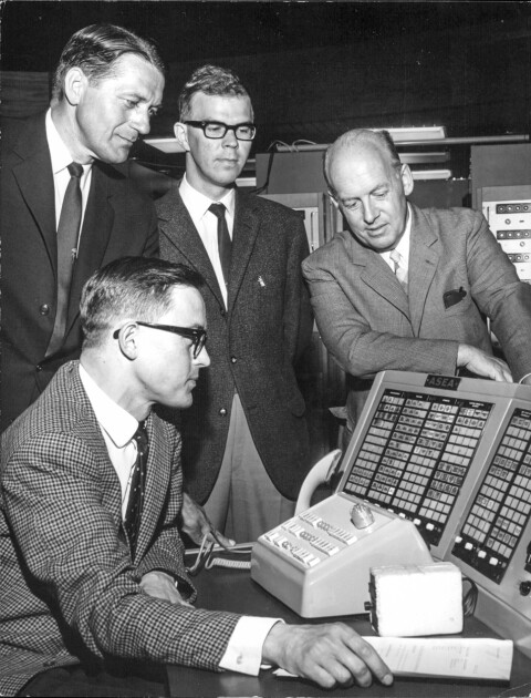 Provstart av Ågestaverkets R3 Adam 1963. Driftchefen Nils Rydell läste av manöverbordets instrument vid igångsättandet av reaktorn. Stående från vänster syns tekniske direktören E Göthe Malmlöw, reaktorinspektören Tore Nilsson och vd Harry Brynielsson. Foto: SVENSKA DAGBLADET/TT Provstart av Ågestaverkets R3 Adam 1963. Driftchefen Nils Rydell läste av manöverbordets instrument vid igångsättandet av reaktorn. Stående från vänster syns tekniske direktören E Göthe Malmlöw, reaktorinspektören Tore Nilsson och vd Harry Brynielsson. Foto: SVENSKA DAGBLADET/TT