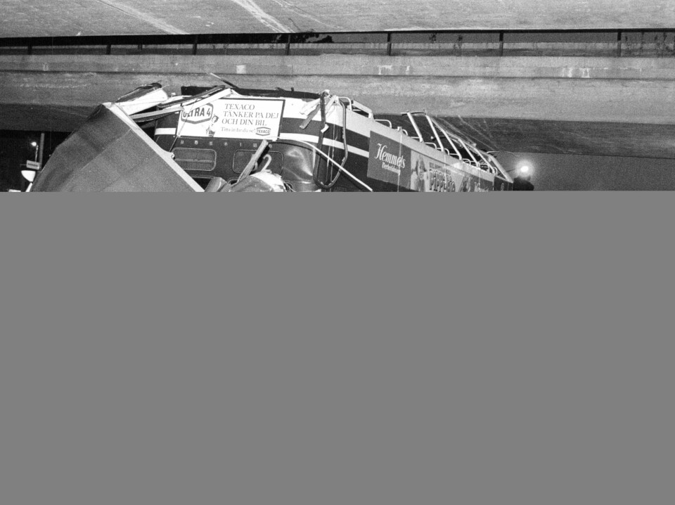 Bussolycka med dubbeldäckare vid Kristinebergs tunnelbaneviadukt i Stockholm i juni 1969. Det är ingen av de båda olyckorna omtalade i artikeln, men finns omskriven i Leif Stolts bok om fordonstypen som en för tiden ”typisk dubbeldäckarolycka”. Foto: JAN BJÖRSELL/SVD/TT