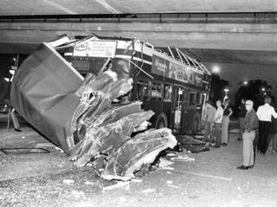 Bussolycka med dubbeldäckare vid Kristinebergs tunnelbaneviadukt i Stockholm i juni 1969. Det är ingen av de båda olyckorna omtalade i artikeln, men finns omskriven i Leif Stolts bok om fordonstypen som en för tiden ”typisk dubbeldäckarolycka”. Foto: JAN BJÖRSELL/SVD/TT