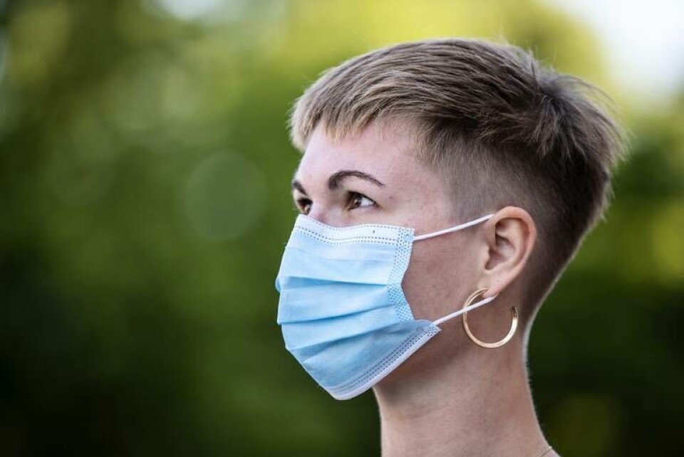 Svenska forskare undersöker möjligheten att tillverka effektivare ansiktsmasker genom att använda material som laddas med statisk elektricitet av andningen. Arkivbild (vanlig ansiktsmask). Foto: Terje Pedersen/TT Svenska forskare undersöker möjligheten att tillverka effektivare ansiktsmasker genom att använda material som laddas med statisk elektricitet av andningen. Arkivbild (vanlig ansiktsmask). Foto: Terje Pedersen/TT