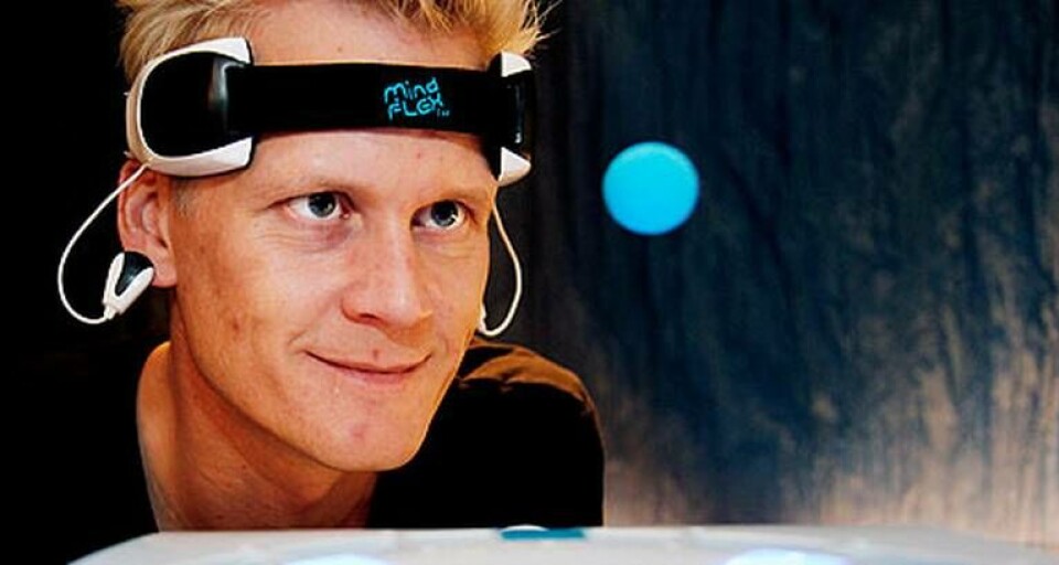 TV-profilen Henrik Fexeus, mest känd för att ha läst och experimenterat med andras tankar i SVTs Hjärnstorm, testar spelet Mindflex. Foto: Jörgen Appelgren TV-profilen Henrik Fexeus, mest känd för att ha läst och experimenterat med andras tankar i SVTs Hjärnstorm, testar spelet Mindflex. Foto: Jörgen Appelgren