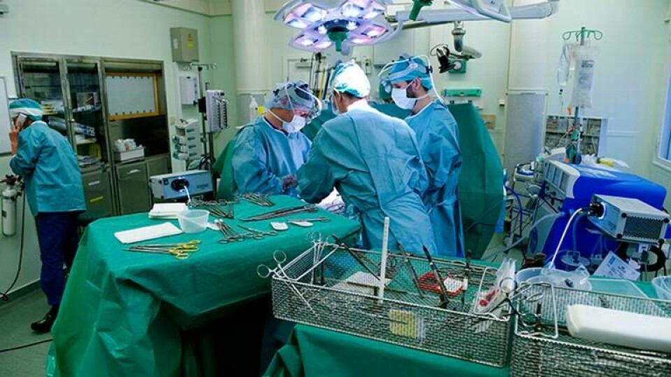 Läkare opererar på operationsavdelningen på Södersjukhuset 2008. Foto: Bertil Ericson / SCANPIX / TT