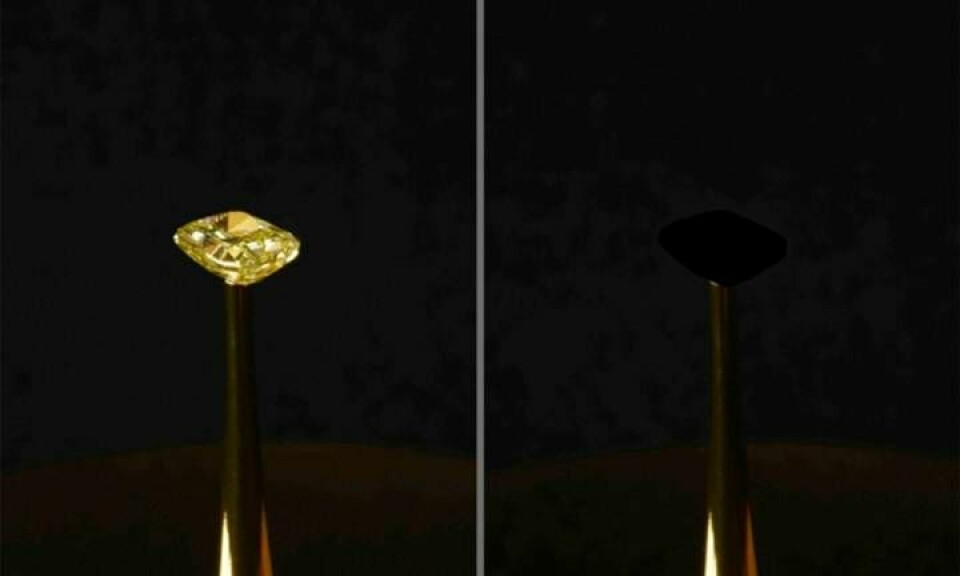Bilder från konstnären Diemut Strebes verk, där en gul diamant har täckts av det svarta kolnanomaterialet. Foto: Diemut Strebe