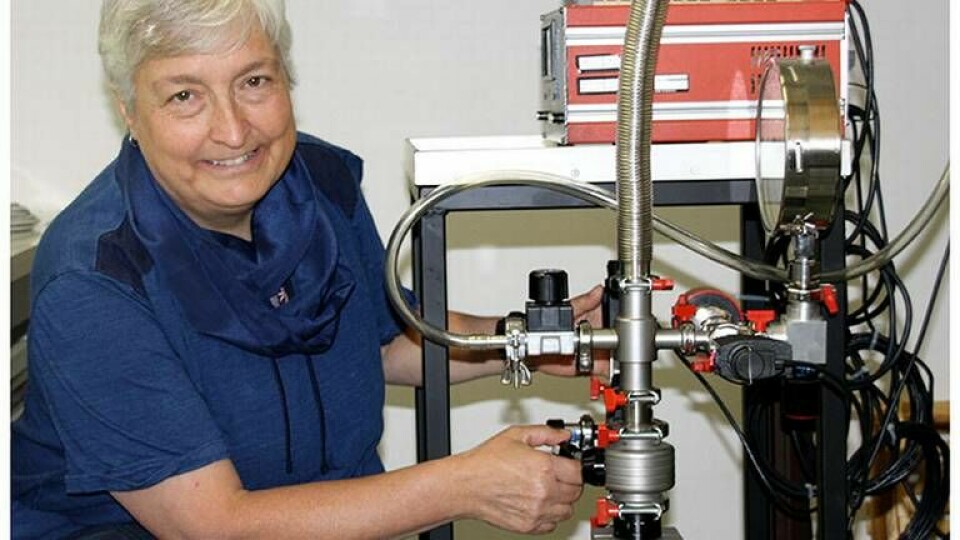 Dr Catherine Mc Cammon vid ett spektroskop i bayerska geoinstitutet BGI. Foto: Christian Wissler