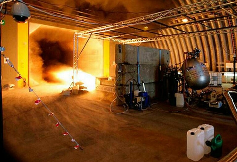 Raketmotorn till det brittiska projektet Bloodhound SSC testas i en bunker på ett flygfält. Det är den största hybridraket som utvecklats i Europa. Foto: Bloodhound SSC