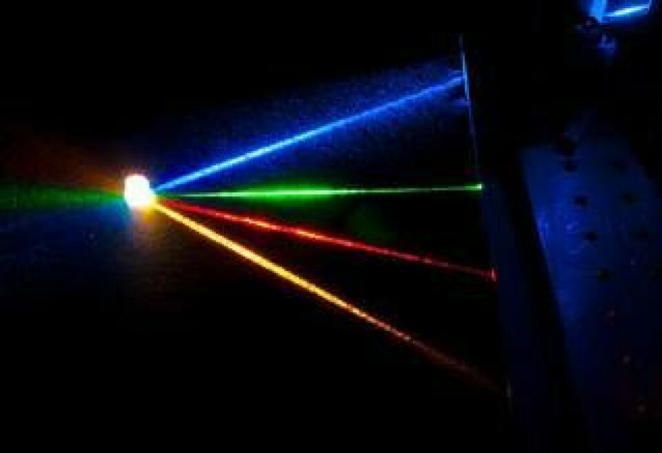 Fyra laserstrålar kombineras till vitt ljus. Foto: Randy Montoya