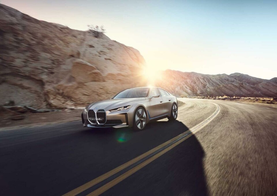 BMW i4 på vägen. En fyrdörrars sedan med coupe-aktig taklinje. Foto: BMW BMW i4 på vägen. En fyrdörrars sedan med coupe-aktig taklinje. Foto: BMW