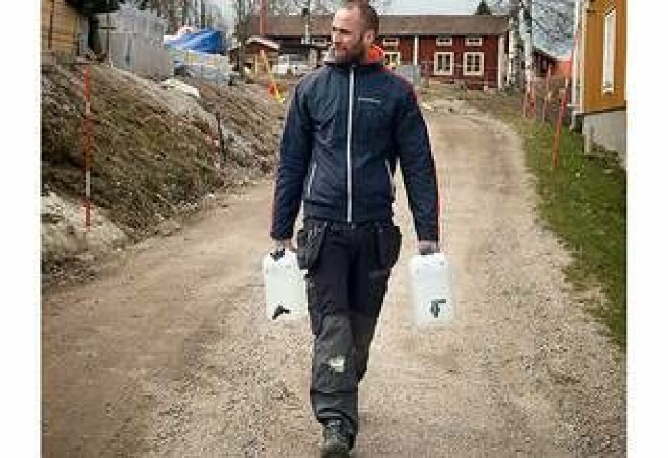 Flera månader efter branden hos grannen känner Magnus Jonsson fortfarande röklukt och en konstig smak från sitt vatten. Han hämtar rent vatten i dunkar från bensinstationen i Hudiksvall. Foto: Sandra Charina Lundin