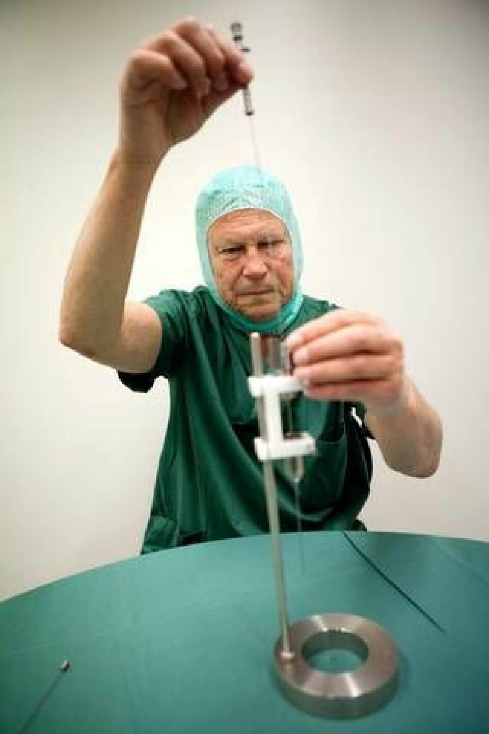 Stig Rehncrona placerar instrumentet i ställningen som används när det ska laddas med fosterceller. Foto: Pontus Tideman