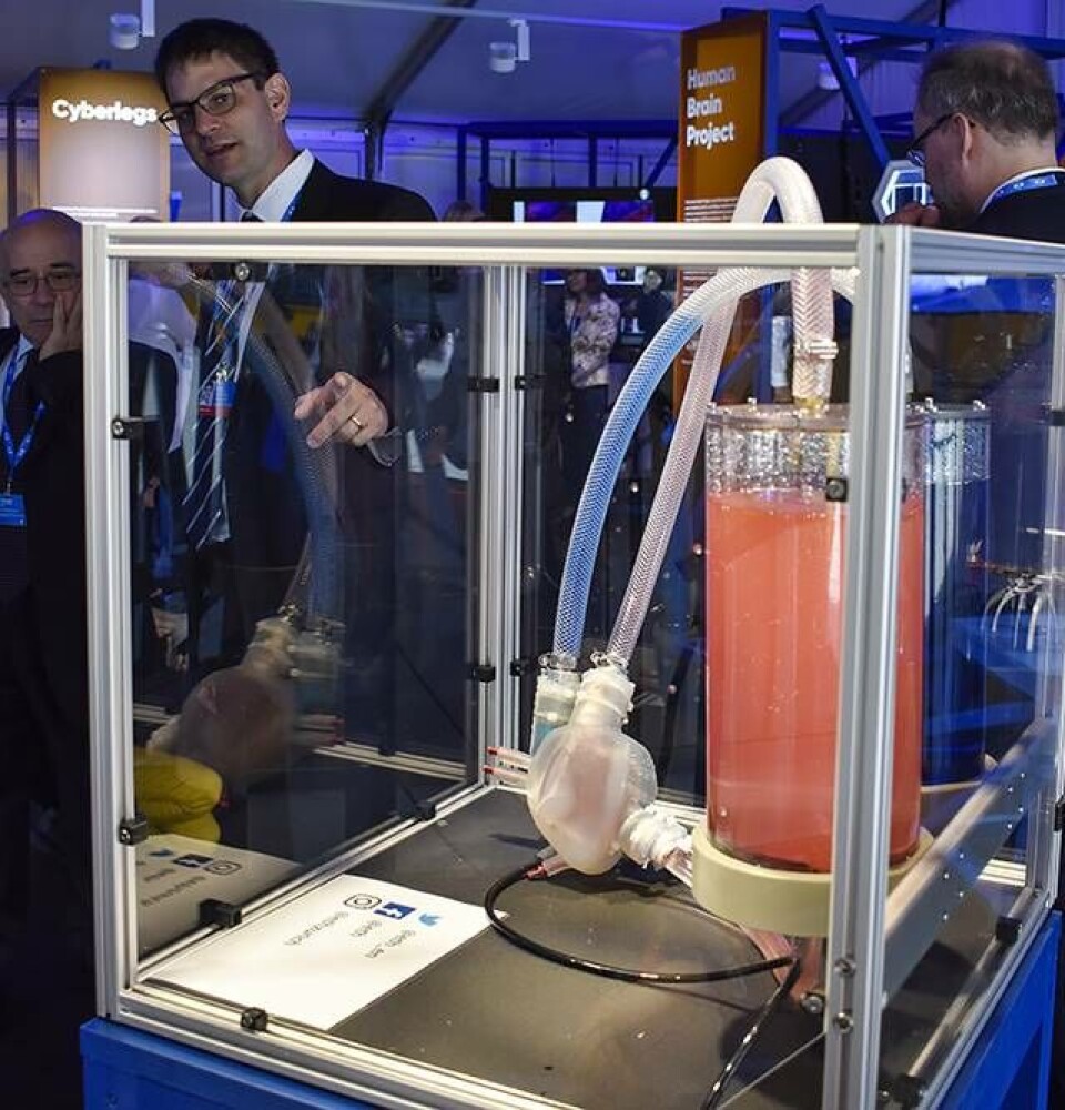 Vid EU:s digitaliseringsmöte i Tallinn visade forskare från universitetet ETH i Schweiz upp ett konstgjort hjärta i silikon, som skapats med hjälp av 3d-teknik. Foto: Jenny Petersson / TT Vid EU:s digitaliseringsmöte i Tallinn visade forskare från universitetet ETH i Schweiz upp ett konstgjort hjärta i silikon, som skapats med hjälp av 3d-teknik. Foto: Jenny Petersson / TT