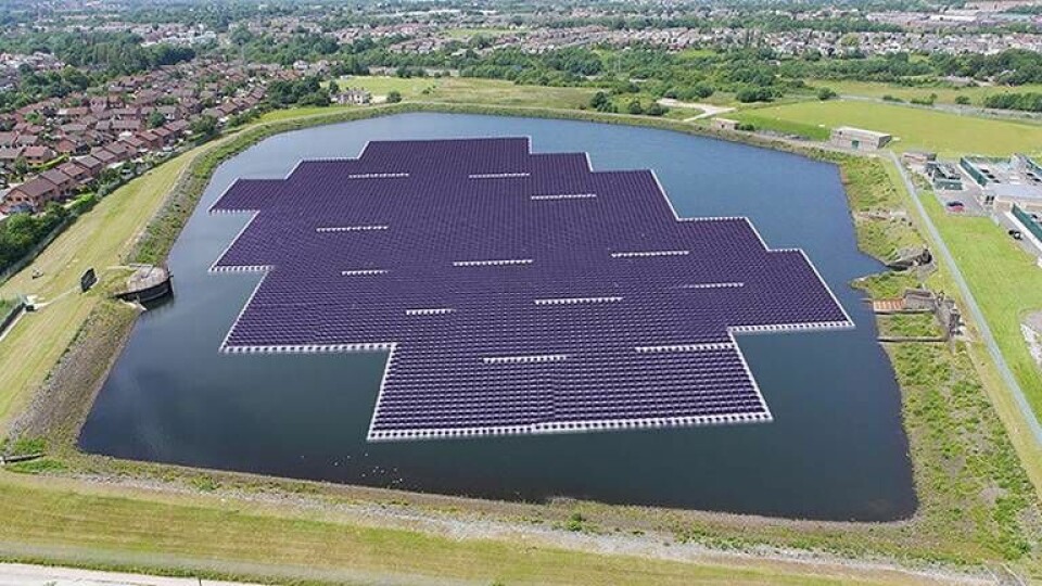 Flytande solceller finns på olika håll i världen, här en bild från en reservoar i Manchester. Foto: United Utilities