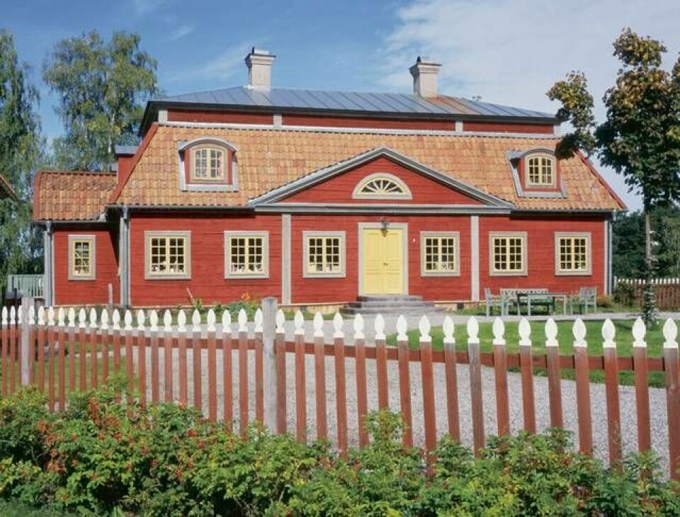 Värskäls herrgård i Bettna Socken i Södermanland använder den röda och den grå färgen för att se burget ut. Som om byggnaden byggts i tegel och sandsten.