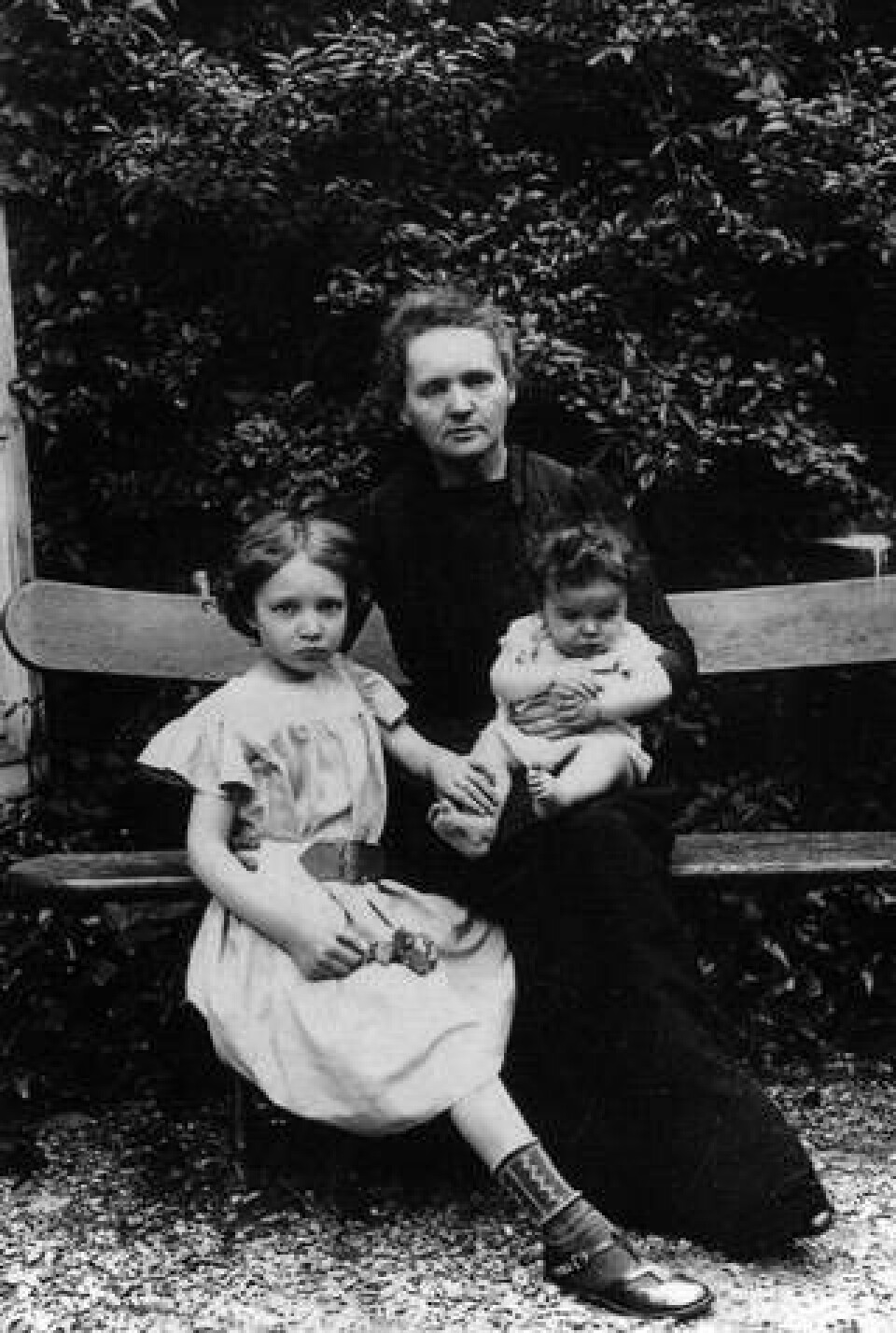 Marie Curie och barnen Irène och Ève.