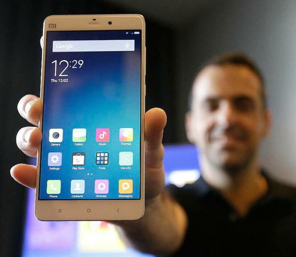 Den mobila världstrean Xiaomi ser sig inte i första hand som ett mobiltelefonbolag utan som ett internetföretag. Före detta Googlechefen Hugo Barra, numera på Xiaomi, håller fram företagets Mi Note. Foto: TT