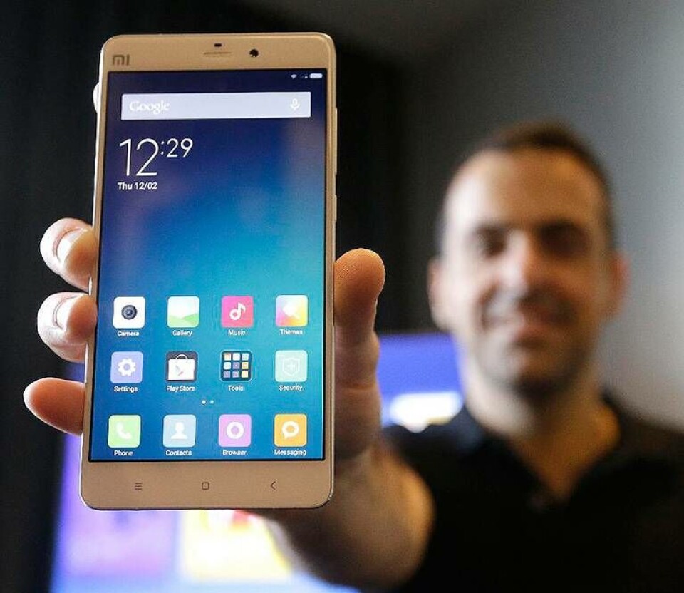 Den mobila världstrean Xiaomi ser sig inte i första hand som ett mobiltelefonbolag utan som ett internetföretag. Före detta Googlechefen Hugo Barra, numera på Xiaomi, håller fram företagets Mi Note. Foto: TT Den mobila världstrean Xiaomi ser sig inte i första hand som ett mobiltelefonbolag utan som ett internetföretag. Före detta Googlechefen Hugo Barra, numera på Xiaomi, håller fram företagets Mi Note. Foto: TT