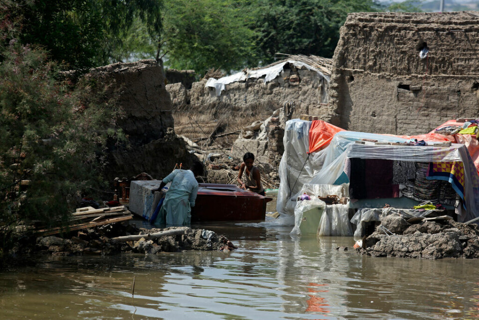 I provinsen Sindh i Pakistan försöker människor samla ihop sina ägodelar efter att översvämningar lagt stora områden under vatten. Bilden är från slutet av augusti. Foto: Fareed Khan/AP/TT
