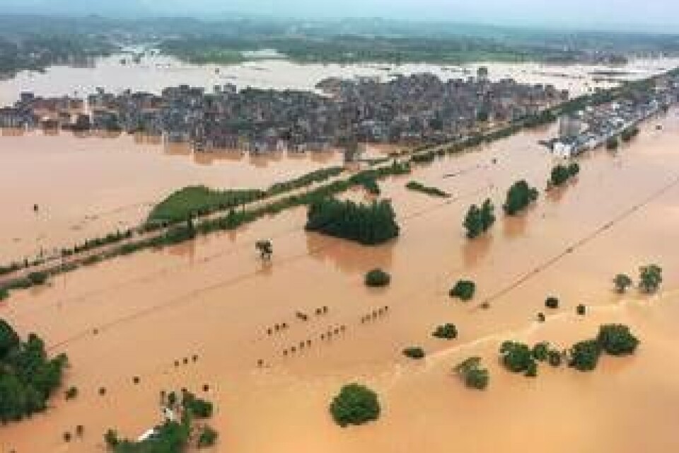 Översvämningar i Shangrao i Kina under sommaren. Tiotusentals människor fick evakueras från de utsatta områdena. Foto: AP/TT