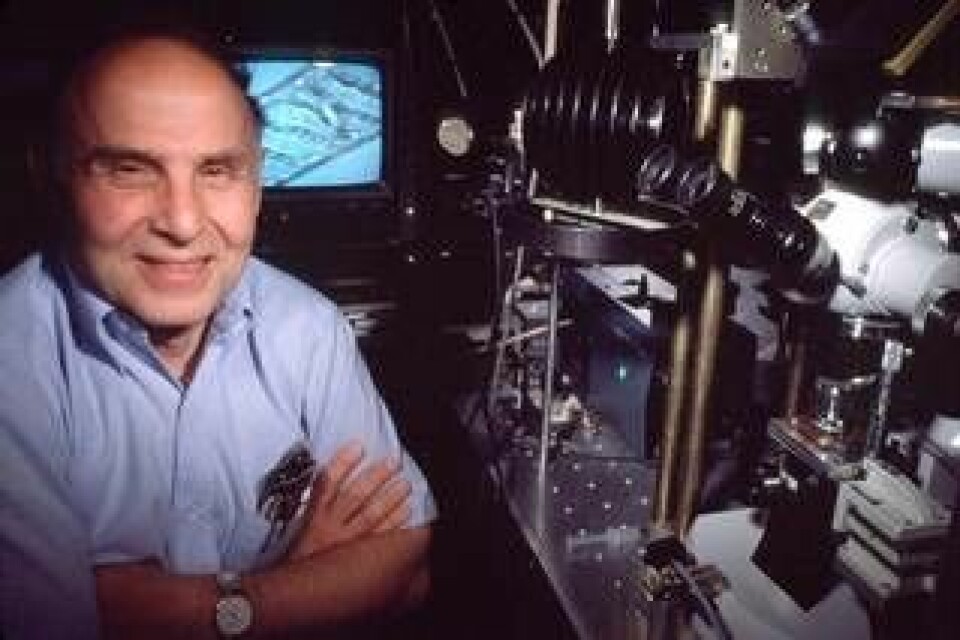 Arthur Ashkin i sitt laboratorium i Holmdel, New Jersey, 1988. Mottagare av Nobelpriset i fysik 2018. Foto: Nokia Bell Labs via AP