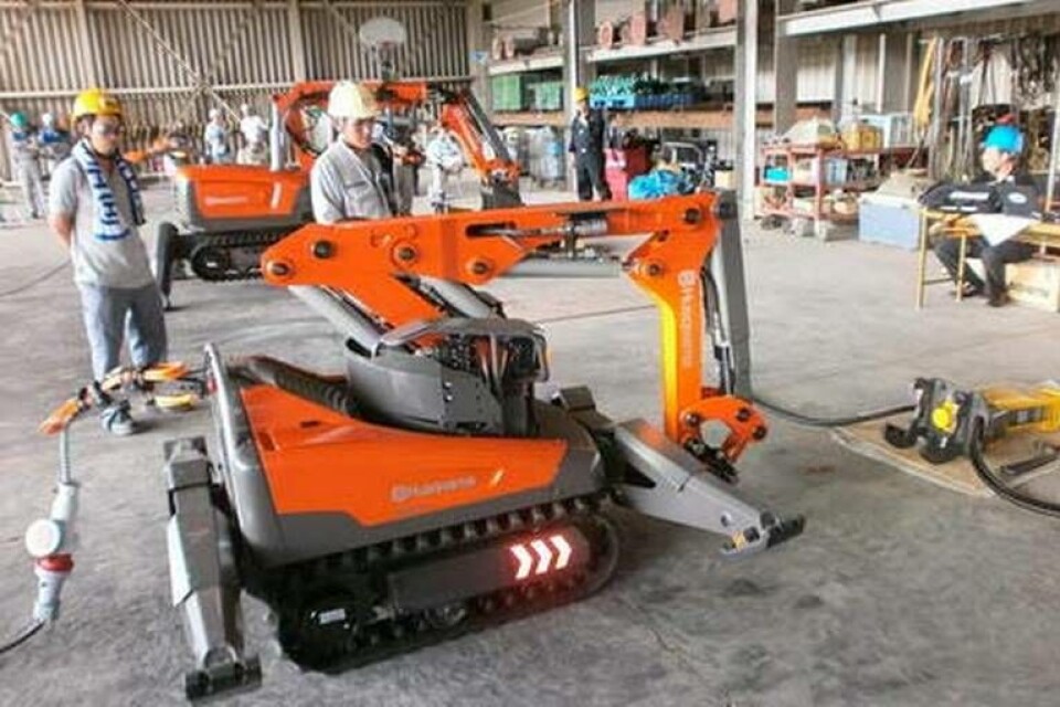 Japansk personal utbildas i att sköta roboten. Foto: Husqvarna Japansk personal utbildas i att sköta roboten. Foto: Husqvarna