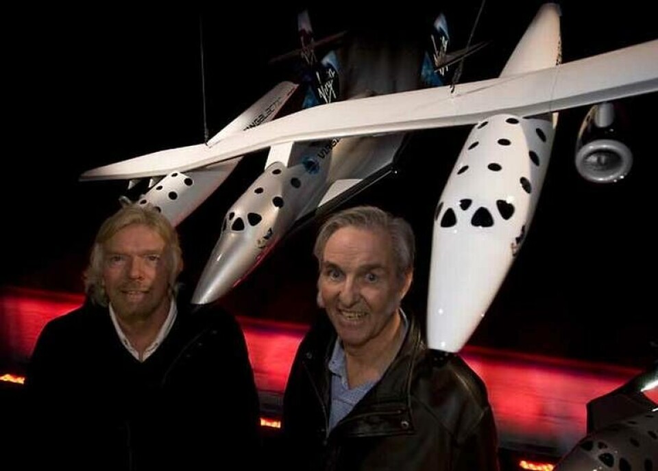 Richard Branson och Burt Rutan framför en modell av farkosten Richard Branson och Burt Rutan framför en modell av farkosten