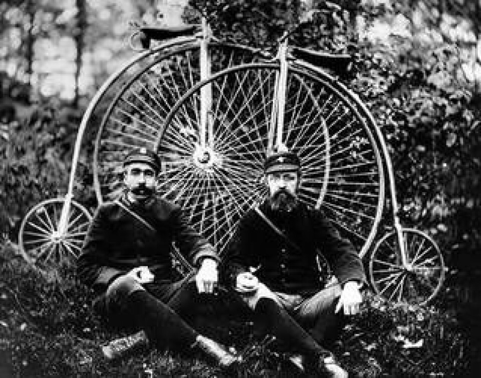 Höghjulingen utvecklades på 1870-talet och blev grunden för den moderna cykeln. Här syns två cykelbud från 1900. Foto: All Over Press