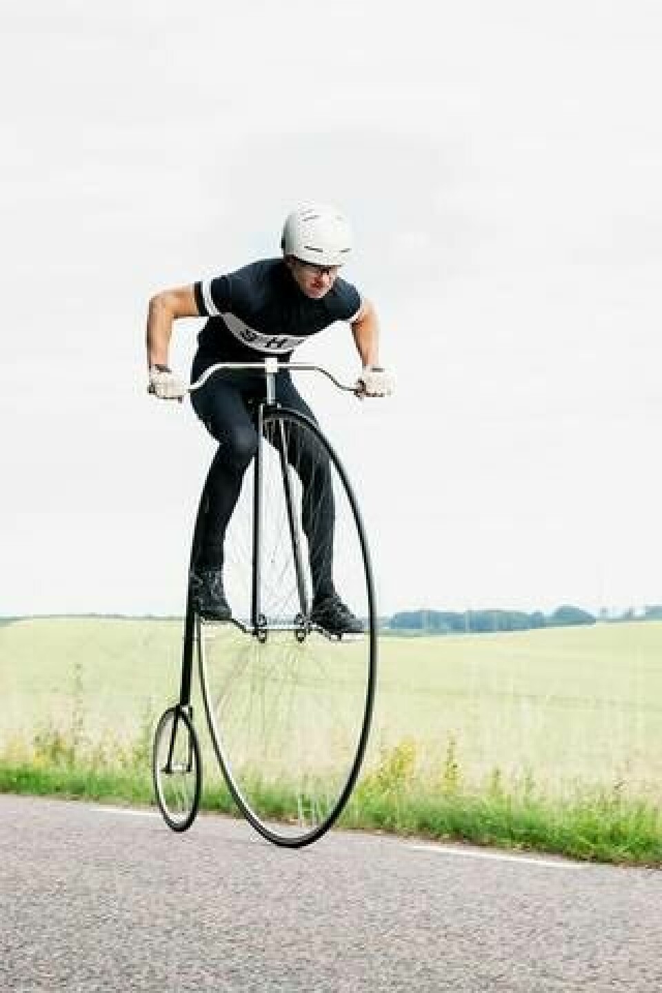 Per-Olof Kippel på racingmodellen av sin höghjuling. Han vill skapa en marknad för nytillverkade cyklar av gammalt snitt. Foto: Lina Karna Kippel
