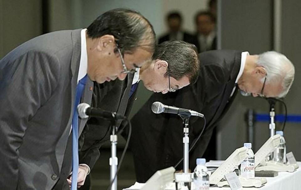Takatas företagsledning med vd Shigehisa Takada i mitten håller presskonferens om de felaktiga krockkuddarna. Foto: AP / TT