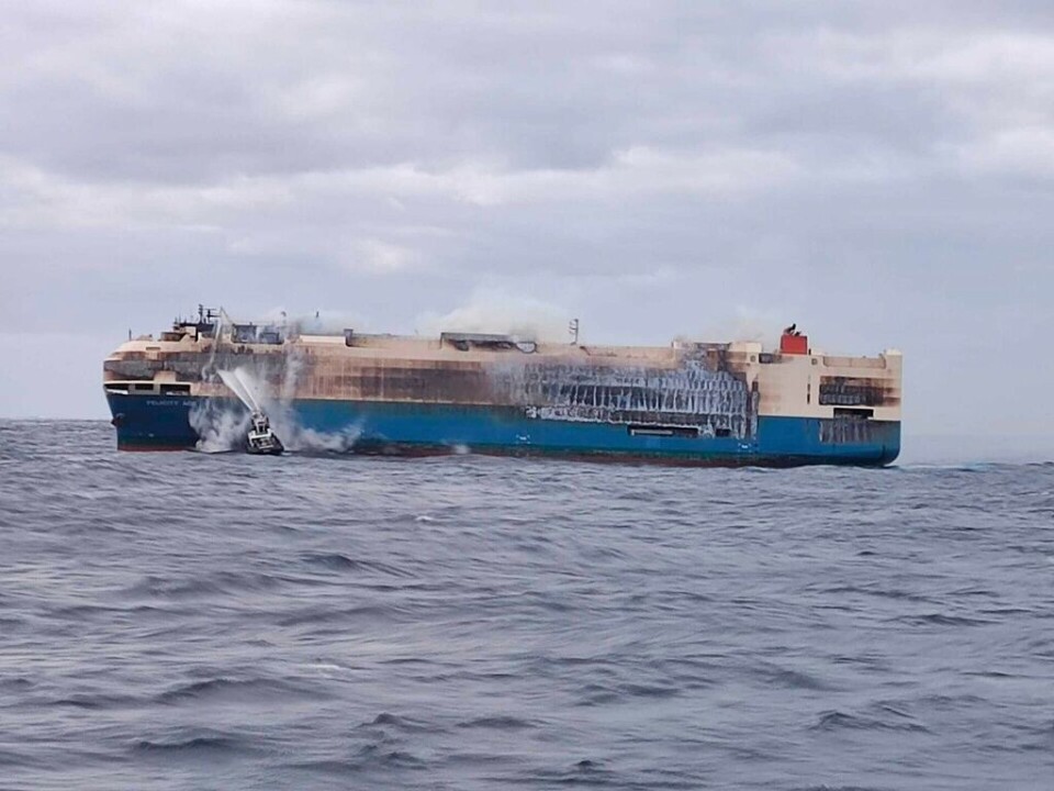 Lastfartyget Felicity Ace, med runt 4 000 VW-bilar ombord, började brinna den 18 februari. Foto: Portuguese Navy via AP Lastfartyget Felicity Ace, med runt 4 000 VW-bilar ombord, började brinna den 18 februari. Foto: Portuguese Navy via AP