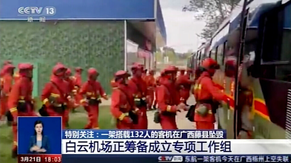 Räddningspersonal på väg mot platsen där planet ska ha kraschat. Foto: CCTV/AP/TT