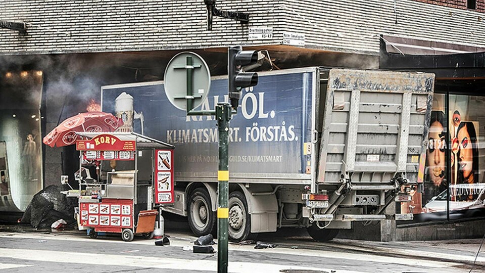Den kapade lastbilen på Drottninggatan i Stockholm. Foto: Tomas Oneborg / SvD / TT