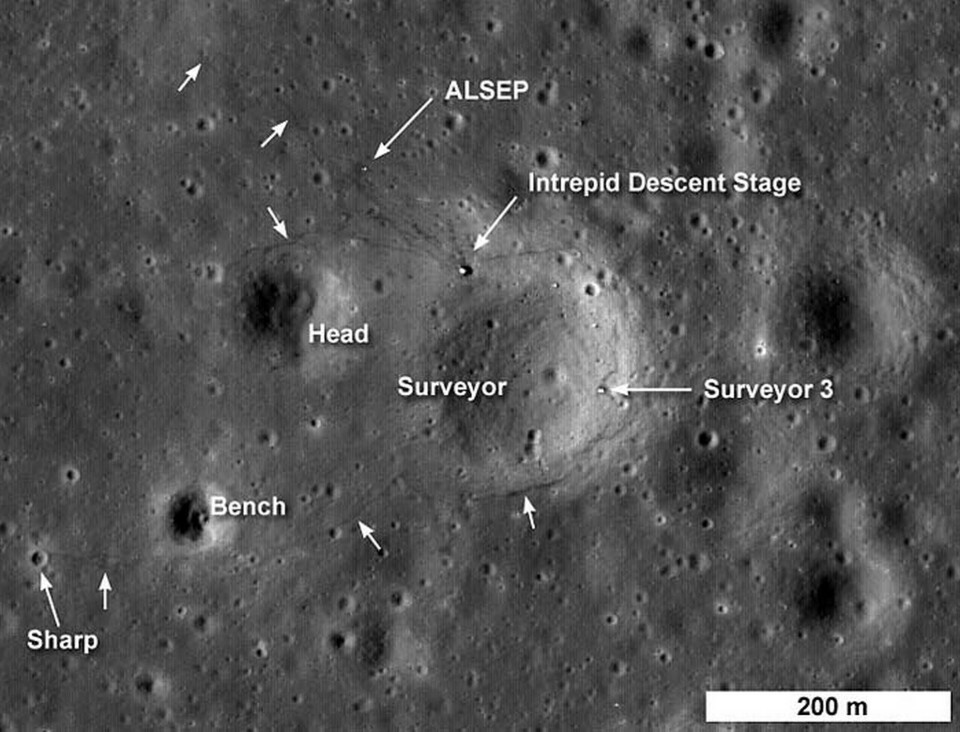 Intrepids landningsmodul sitter på kanten av Surveyor-kratern. Norr om den syns tydligt fotspåren efter astronauterna Pete Conrad och Alan Bean. De kommer att finnas kvar oförändrade på ytan i miljontals år. Foto: NASA/Goddard Space Flight Center/Arizona State University Intrepids landningsmodul sitter på kanten av Surveyor-kratern. Norr om den syns tydligt fotspåren efter astronauterna Pete Conrad och Alan Bean. De kommer att finnas kvar oförändrade på ytan i miljontals år. Foto: NASA/Goddard Space Flight Center/Arizona State University