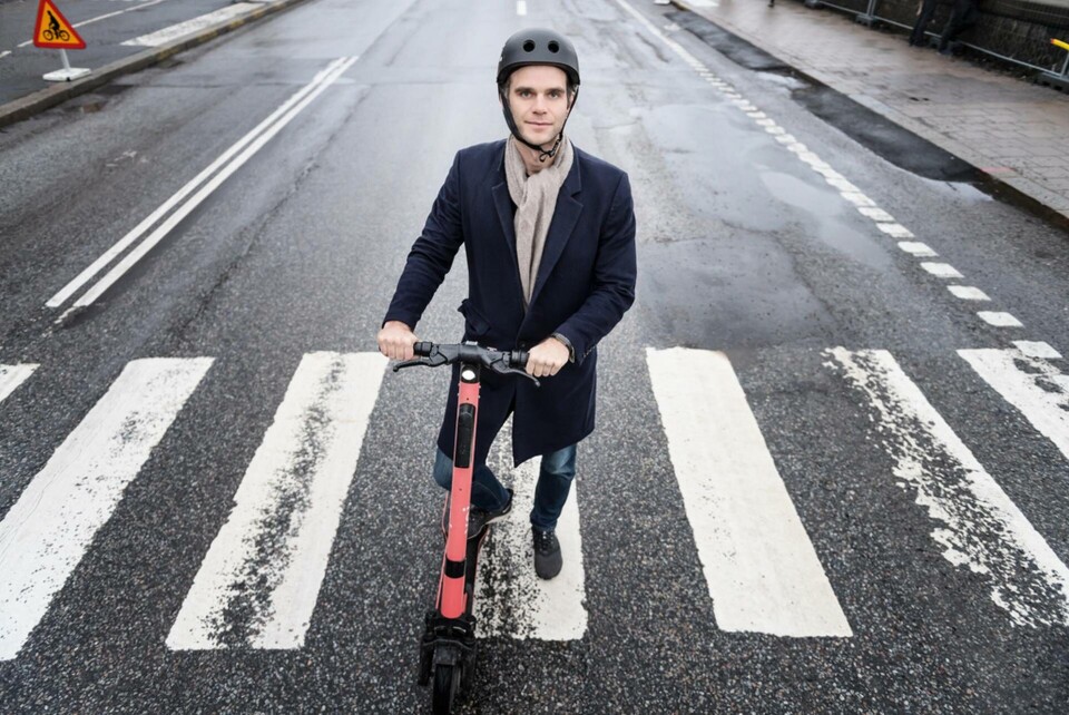 Fredrik Hjelm, vd för elsparkcykelföretaget Voi. Närmast siktar man på att slå sig in i London och Amsterdam. 'Vi finns i tio länder i Västeuropa nu och de kommer att stå i fokus under 2020'. Vi hoppas att Nederländerna och Storbritannien ska öppna upp men tror snarare att det händer 2021', säger han. Foto: Stina Stjernkvist/TT Fredrik Hjelm, vd för elsparkcykelföretaget Voi. Närmast siktar man på att slå sig in i London och Amsterdam. 'Vi finns i tio länder i Västeuropa nu och de kommer att stå i fokus under 2020'. Vi hoppas att Nederländerna och Storbritannien ska öppna upp men tror snarare att det händer 2021', säger han. Foto: Stina Stjernkvist/TT