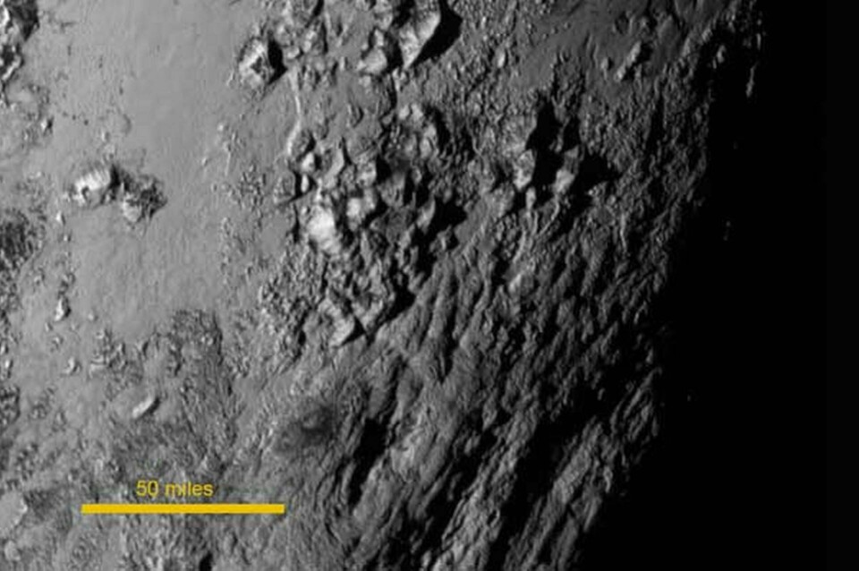 En bergskedja på Pluto med toppar som är 3500 meter höga. Foto: Nasa