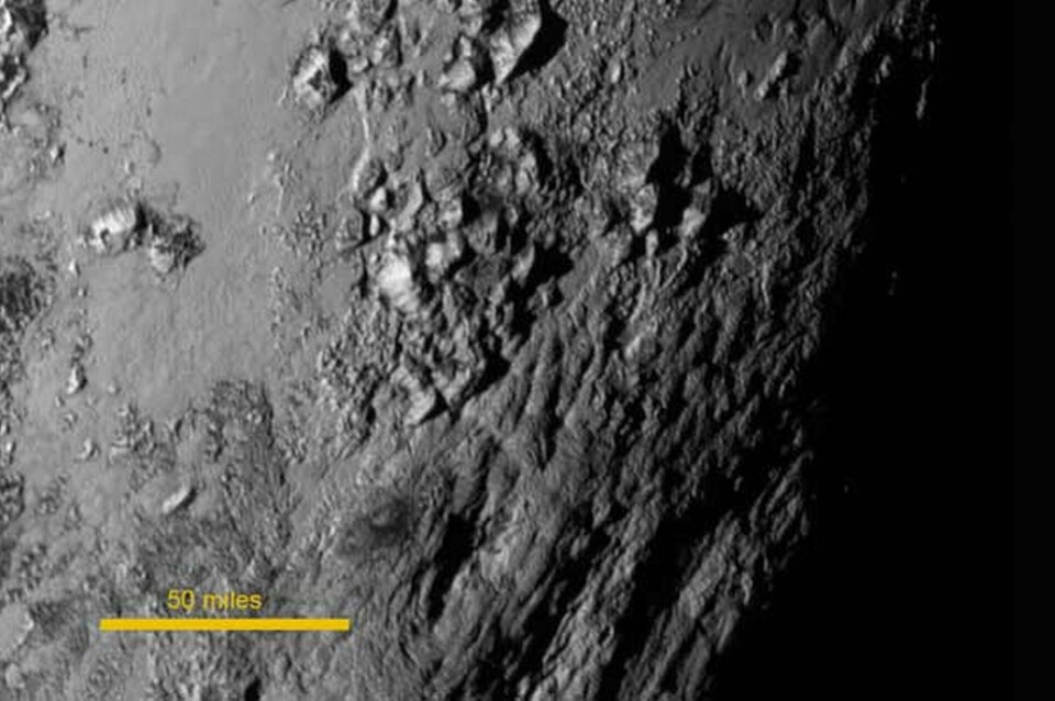 En bergskedja på Pluto med toppar som är 3500 meter höga. Foto: Nasa En bergskedja på Pluto med toppar som är 3500 meter höga. Foto: Nasa