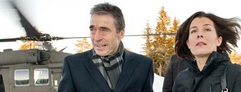 Natochefen Anders Fogh Rasmussen möts av Sveriges försvarsminister Karin Enström vid konferensen Folk och försvar i Sälen. Foto: Scanpix Natochefen Anders Fogh Rasmussen möts av Sveriges försvarsminister Karin Enström vid konferensen Folk och försvar i Sälen. Foto: Scanpix