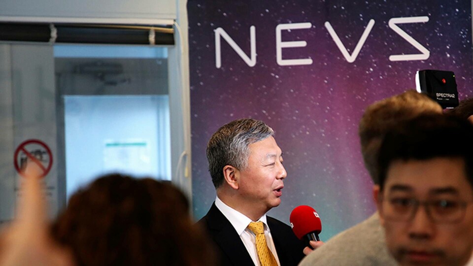 Nevs grundare Kai Johan Jiang under en pressträff på fabriken i Trollhättan. Foto: Adam Ihse / TT Nevs grundare Kai Johan Jiang under en pressträff på fabriken i Trollhättan. Foto: Adam Ihse / TT