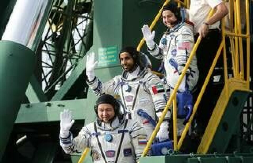 Den svenskamerikanska astronauten Jessica Meir, längst till höger, tillsammans med kollegorna Hazza Al Mansouri från Förenade Arabemiraten och Oleg Skripochka längst ner. Fotot togs strax för avfärden till internationella rymdstationen ISS i september. Foto: Maxim Shipenkov
