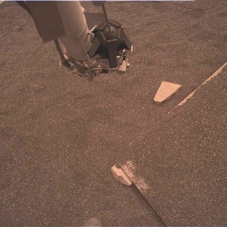 En bild av Insight på sin robotarm. Foto: NASA/JPL-Caltech