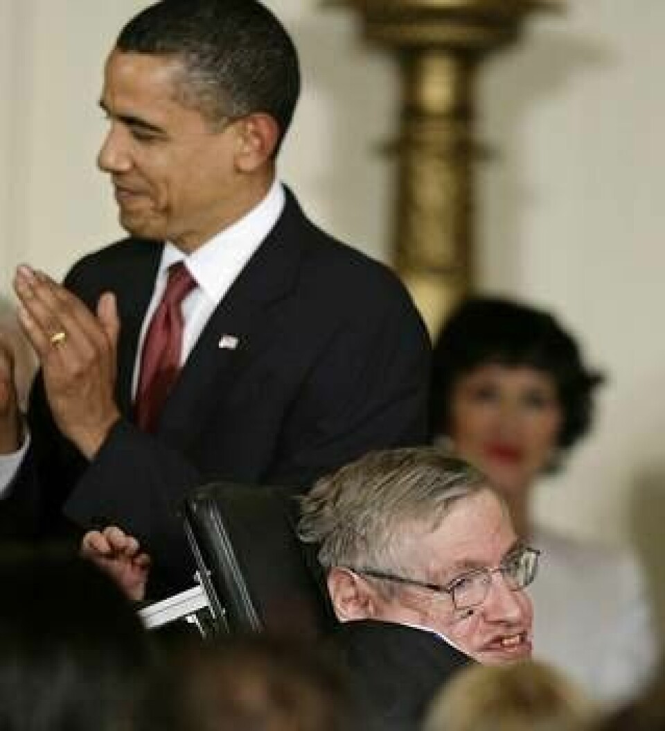 Professor Stephen Hawking och dåvarande amerikanska presidenten Barack Obama under Nasas 50-årsfirande 2008. Foto: TT / AP Photo / Lawrence Jackson