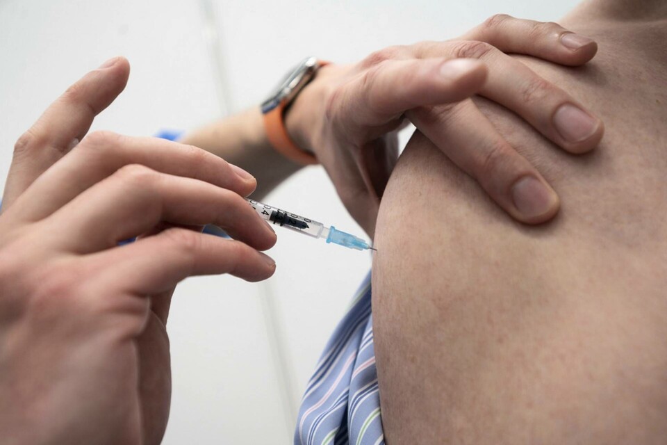 Bland de äldsta har mellan 80 och 90 procent fått två doser. Men även i gruppen 60–69 år är nu hela 80 procent fullvaccinerade. Foto: Marijan Murat/TT Bland de äldsta har mellan 80 och 90 procent fått två doser. Men även i gruppen 60–69 år är nu hela 80 procent fullvaccinerade. Foto: Marijan Murat/TT