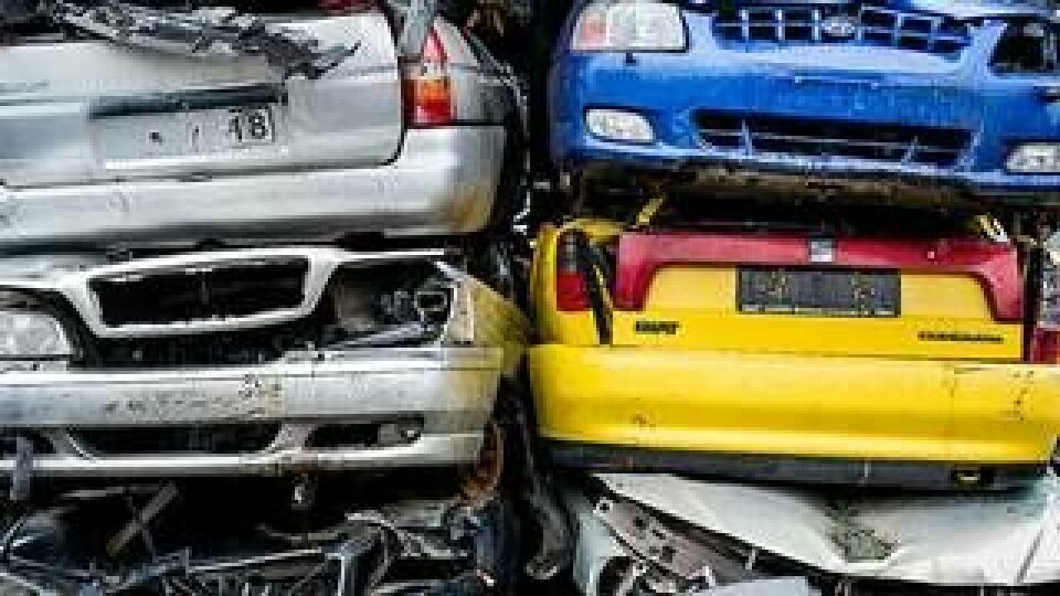 Bilskrotningen har inte följt med i utvecklingen. Viktiga material i nya bilar slösas bort, skriver debattören. Foto: Marcus Ericsson / TT