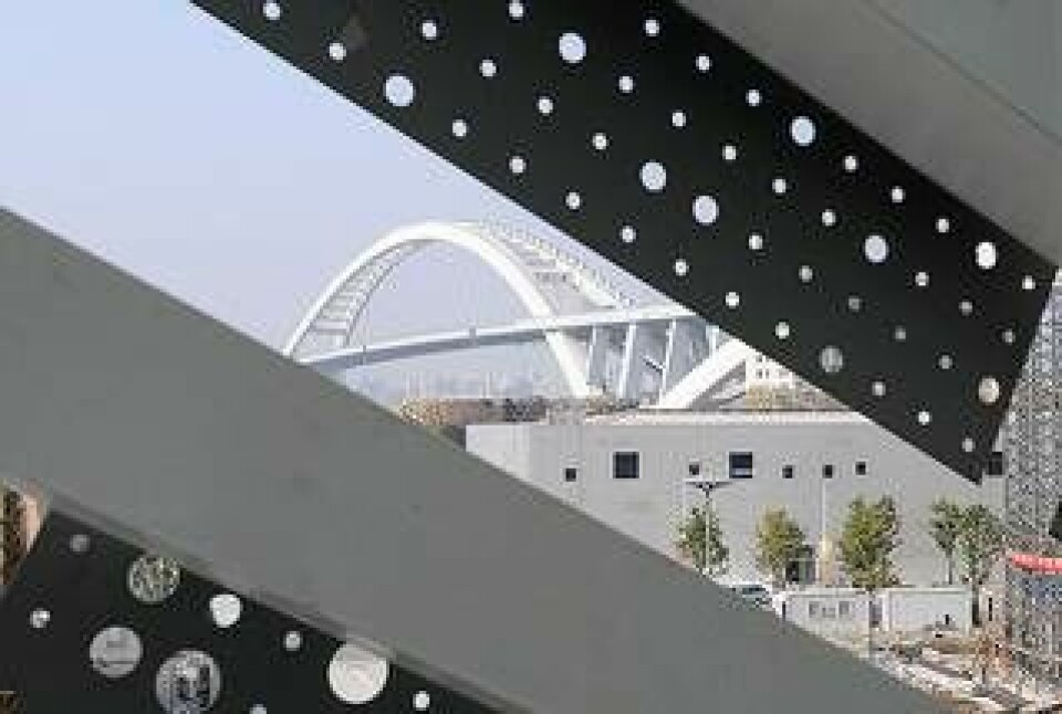 Genom en glipa i taket syns vyn över Lupu-bron. Foto: Svenska paviljongen på Shanghai Expo 2010