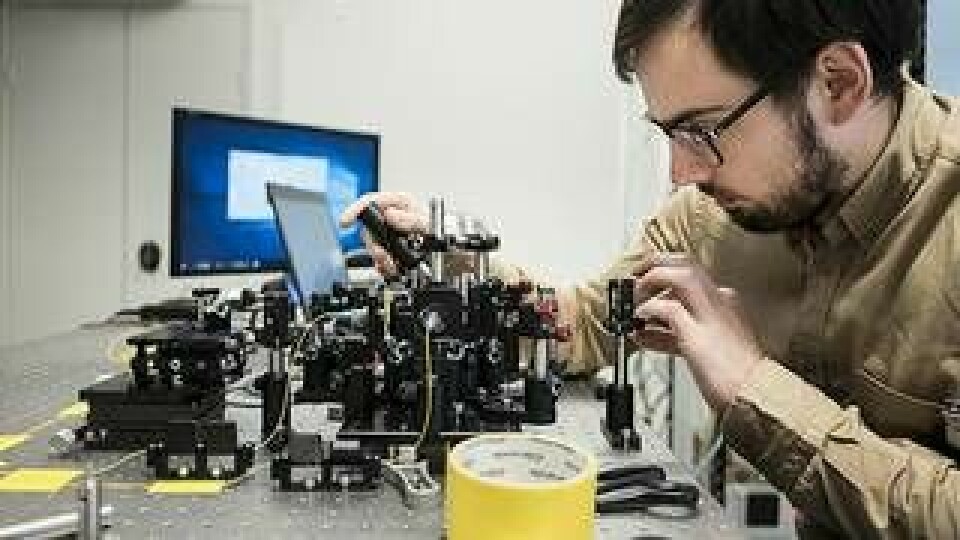 Tomas Stankevic är forskare vid strålröret Nano-Max. Han testar en ny lösning för att med interferometri få mycket hög upplösning för röntgenmikroskopi i 3d. Foto: Anders Hansson